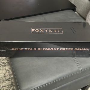 Foxy Bae Rose Hold Blowout Dryer Brush